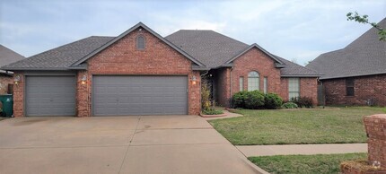 Building Photo - Great 4 Bed, 2 Bath, in Gated Community / ...
