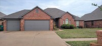 Building Photo - Great 4 Bed, 2 Bath, in Gated Community / ...