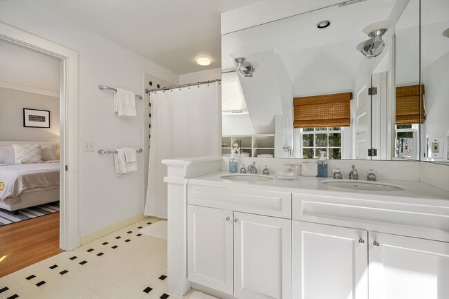 Building Photo - 556 Riversville Rd