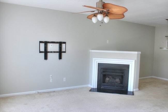 Building Photo - Great End Unit Townhome- Located in Mid-to...