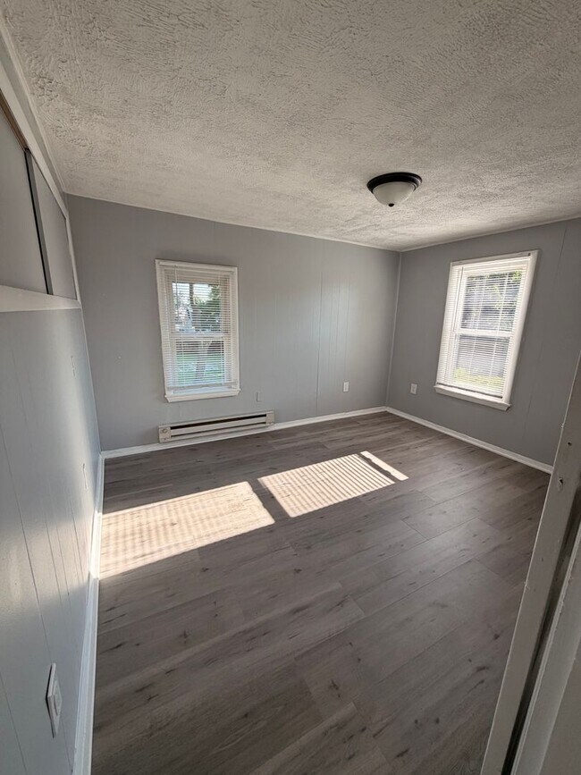 Building Photo - 2 bedroom available for a move right away!