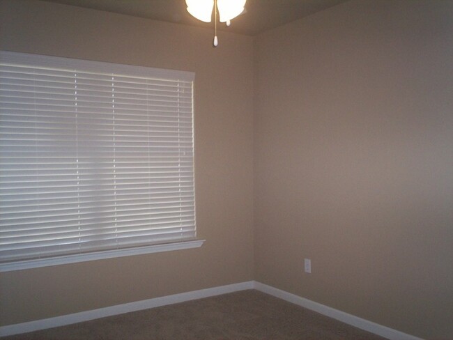 Building Photo - Stanphil Rd. 2 BD, 2BA, Duplex