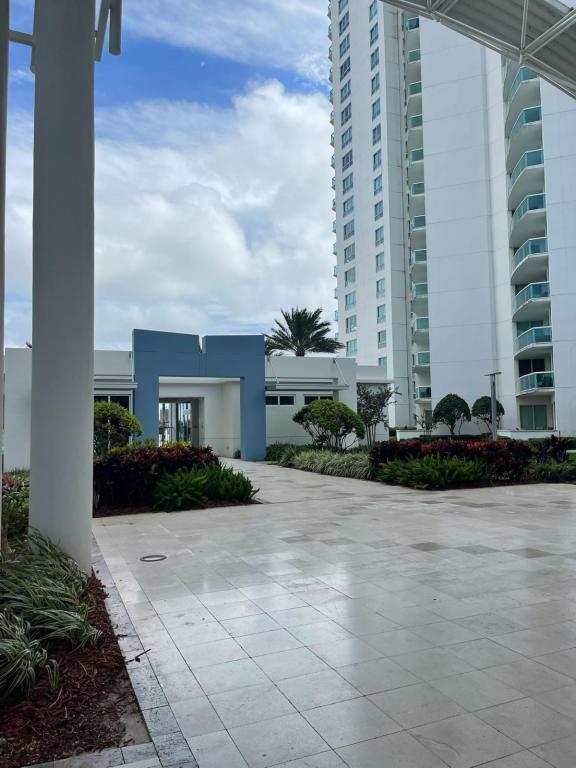 Building Photo - 241 Riverside Dr