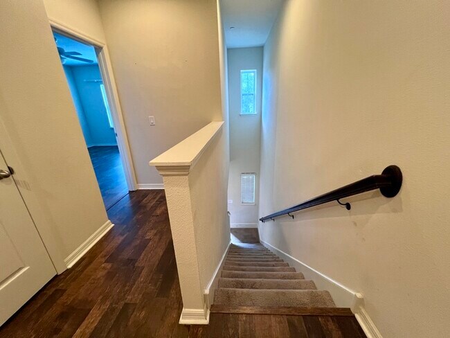 Building Photo - Gorgeous 3 bedroom, 2½ bath, 2 STORY townhome