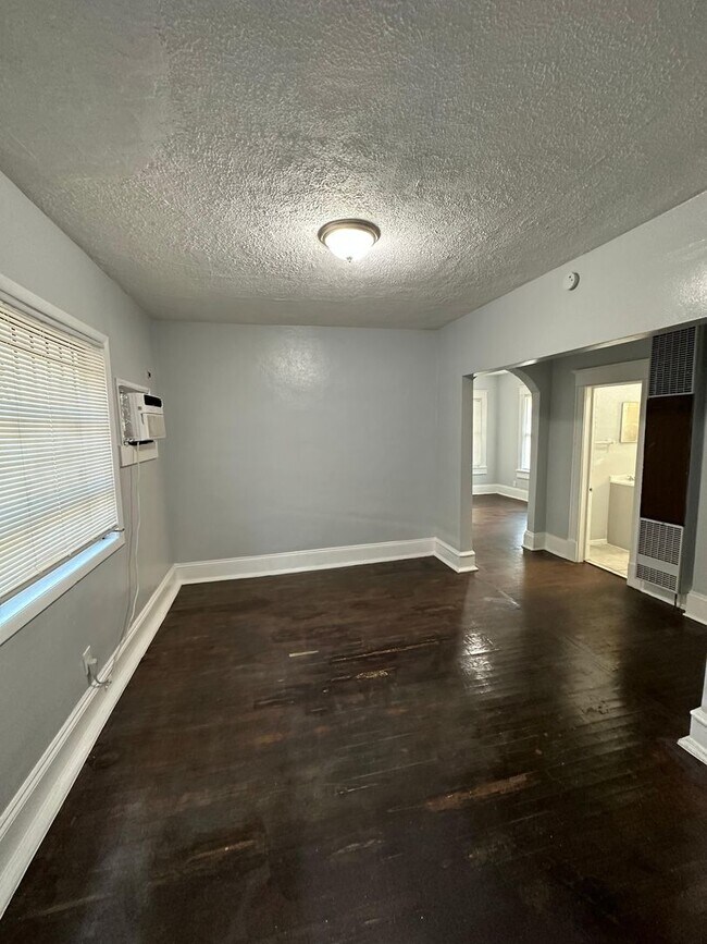 Building Photo - Fully Renovated 2/1 Single Family Ready to Move In!!!