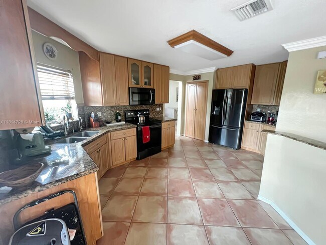 Building Photo - 15640 SW 16th Ct