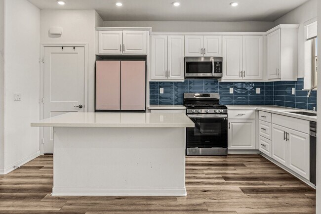 Building Photo - Highly upgraded 3 Bed 3 Bath Townhome with Resort Style Amenities