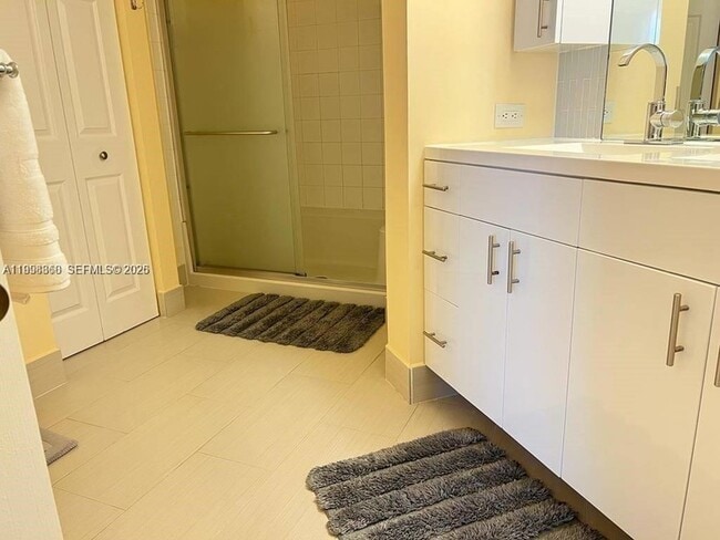 Building Photo - 17100 N Bay Rd