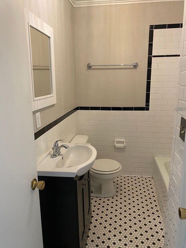 Building Photo - 212 W Lee St