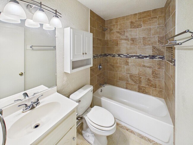 Building Photo - 1505 Oakdale Cir