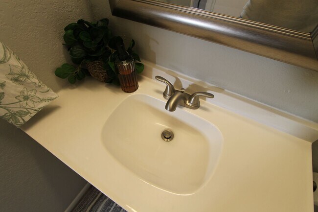 Building Photo - Spacious first floor one bedroom with mode...