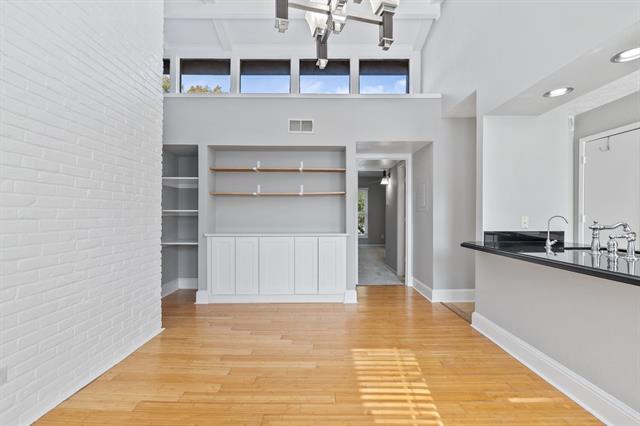 Building Photo - 5928 Sandhurst Ln