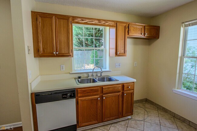 Building Photo - 619 W Manor