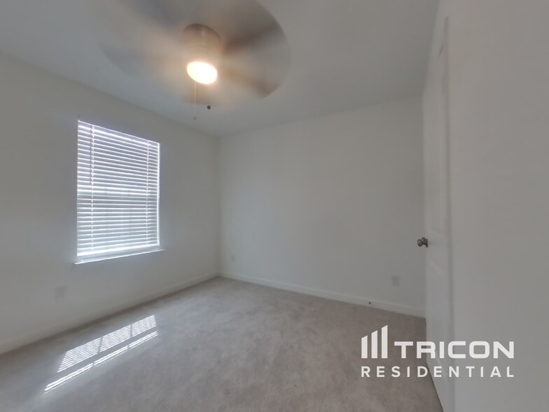 Building Photo - 2704 Brushy Lk Dr