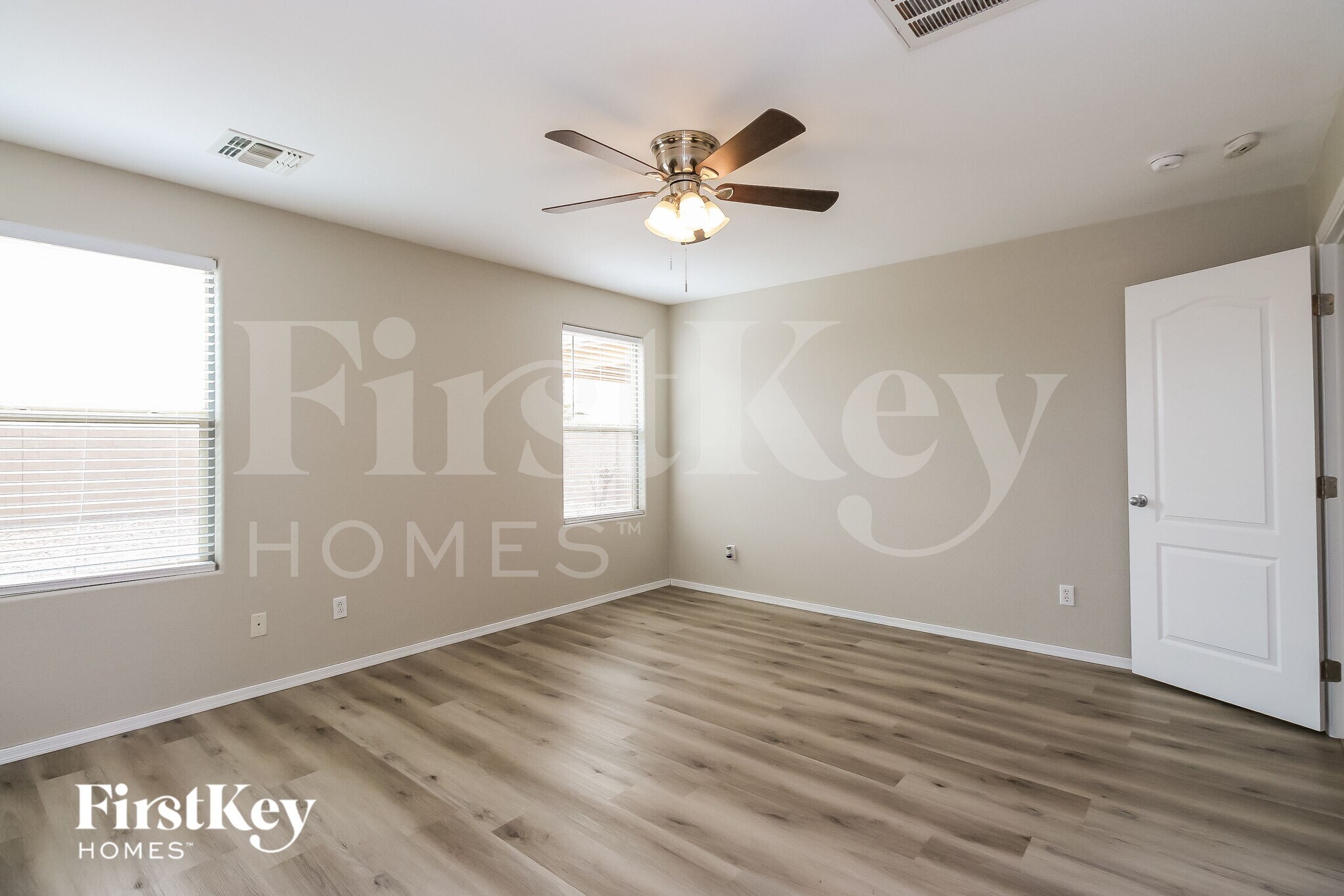 Building Photo - 941 E Leslie Ave