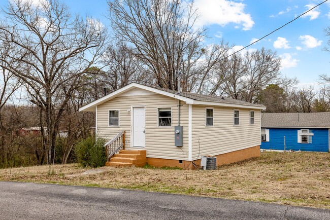 Building Photo - Newly Renovated 2 Bedroom plus Bonus Room ...