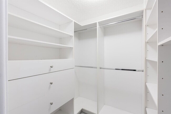 Building Photo - 500 Oaks Ln