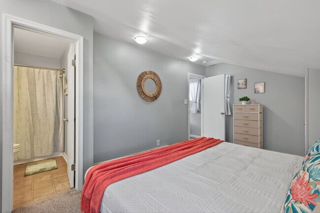 Building Photo - 1427 W Ocean View Ave