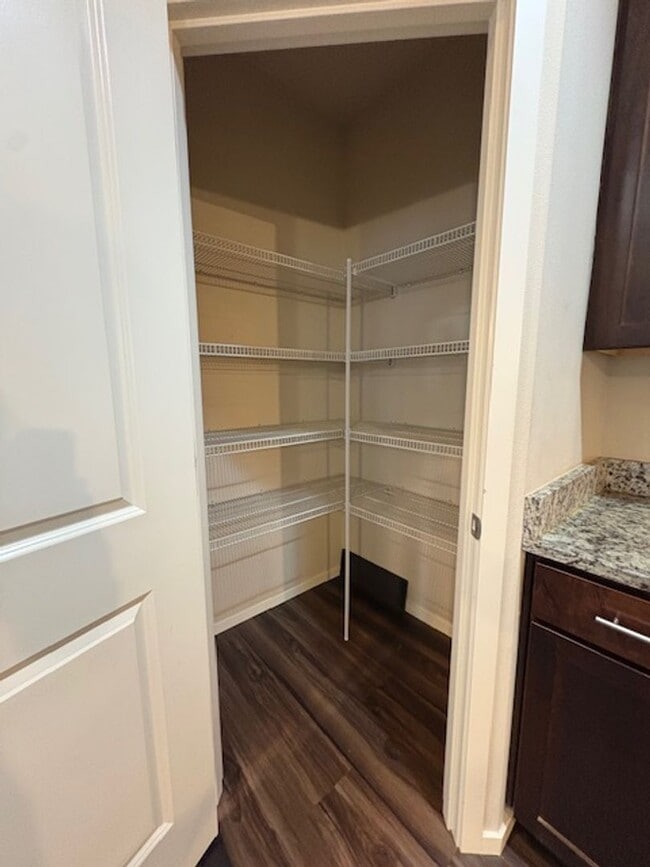 Building Photo - Beautiful 4-bedroom 2.5 bath home