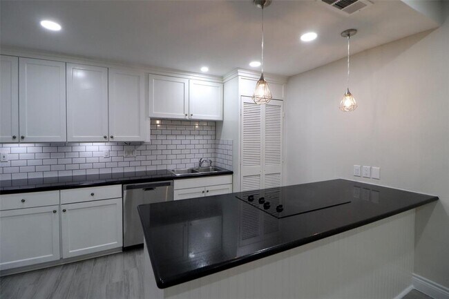 Building Photo - 5929 Queensloch Dr