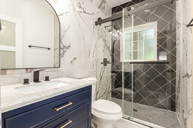 Building Photo - Gorgeous 2-Bed, 2-Bath duplex in the Garfi...