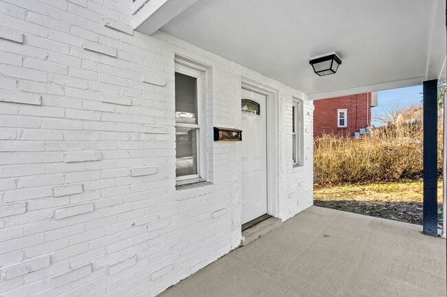 Building Photo - Newly Renovated 3 Bed/2.5 Bath Home - Cent...