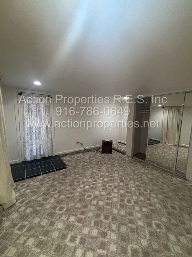 Building Photo - Central Roseville, 1 Bed, 1 Ba, Wall Air, New Carpet & Paint: Large Living Room, Bedroom Downstai...