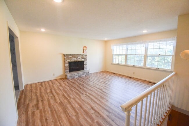 Building Photo - 4 Bed, 2 Bath Home for Rent – Unique Design & Retro Charm