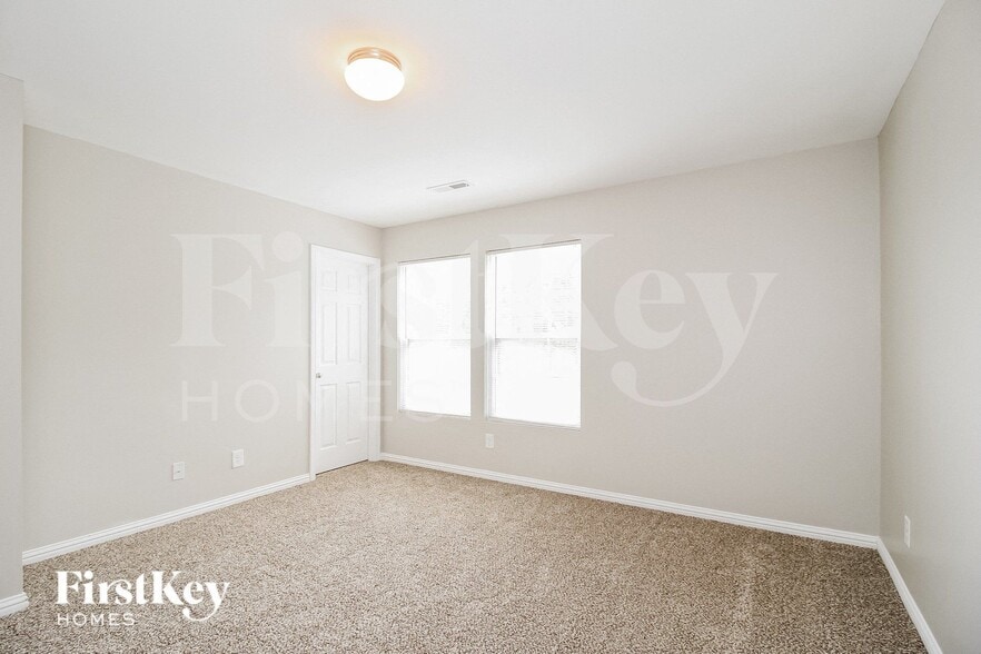 Building Photo - 4300 Oak Pointe Dr