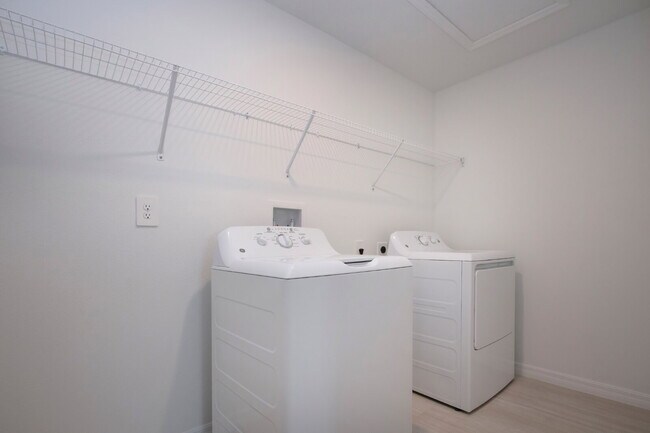 Building Photo - Lakeside Luxury in Parrish - 5 Bedroom BRA...