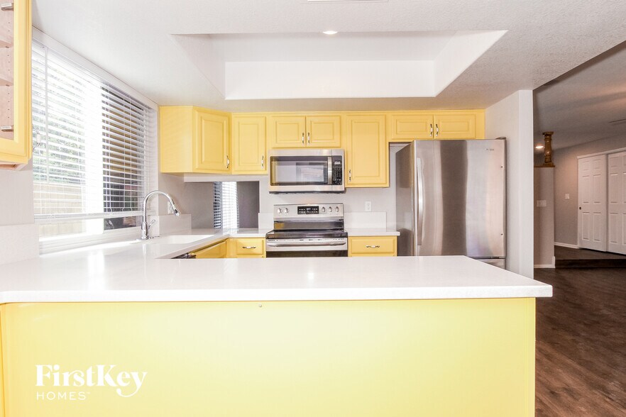 Building Photo - 1821 E Hearn Rd