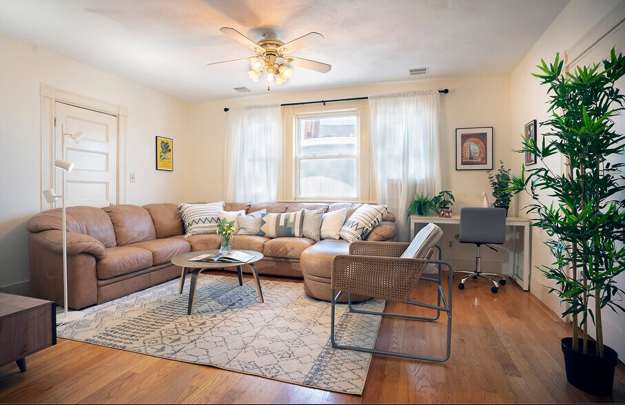 Living room - 18 Magnolia Sq