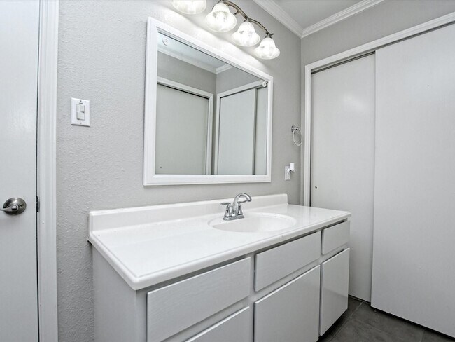 Building Photo - 806 Sunny Ln