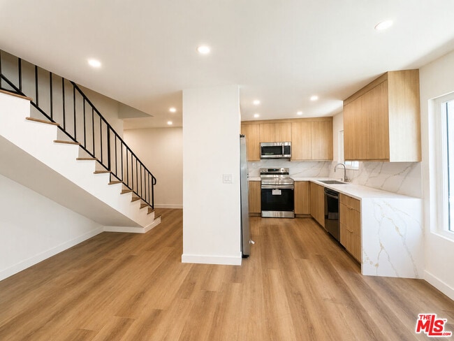 Building Photo - 2449 Beachwood Dr