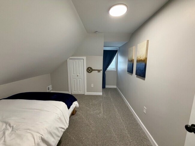 Building Photo - Fully Furnished And Updated 4 bedroom 2 bath house for Lease