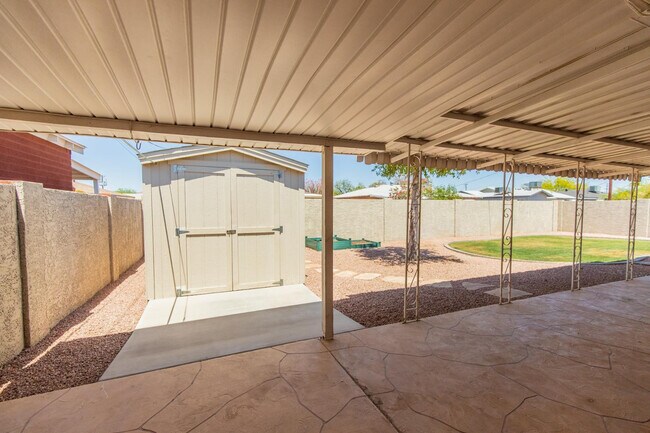 Building Photo - 8050 E Clarendon Ave