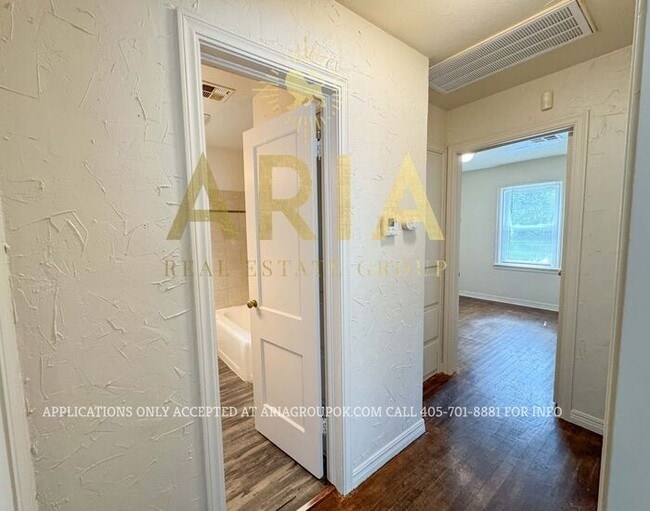 Building Photo - LOCATION! LOCATION! LOCATION! Charming 2 B...