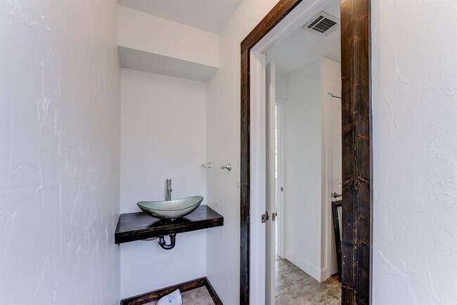 Building Photo - 560 Landfall Ln