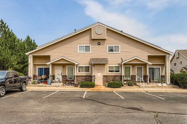 Building Photo - Check out this 2 bed 3 1/2 bath NOW!