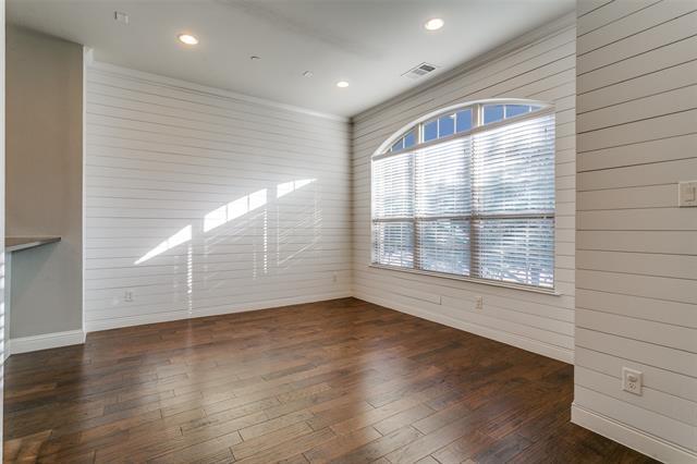 Building Photo - 515 W Royal Ln