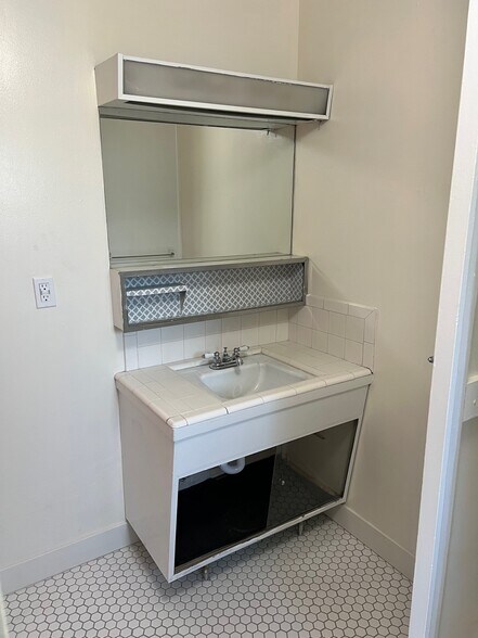 Bathroom - 2518 Drake St