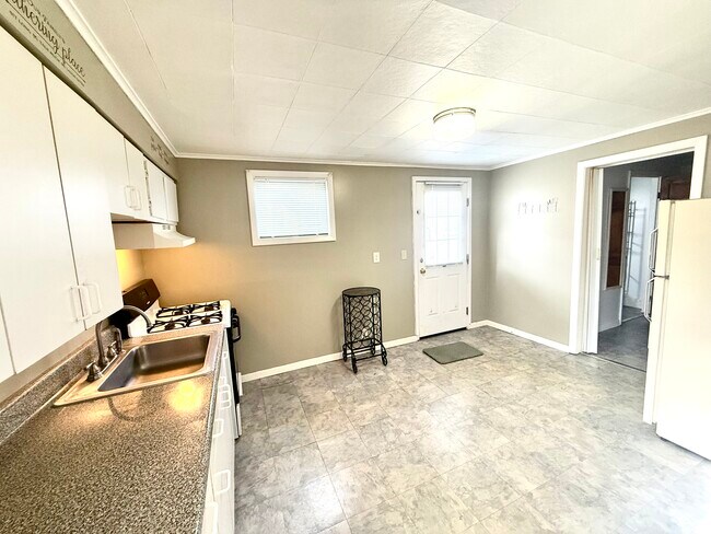 Building Photo - Seneca Turnpike East 220/222