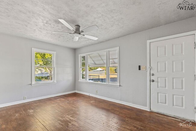 Building Photo - 1613 Hawes Ave