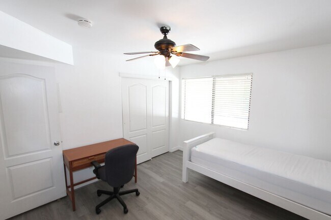 Building Photo - Furnished 2BR Condo in University Heights | Private Balcony + Covered Parking