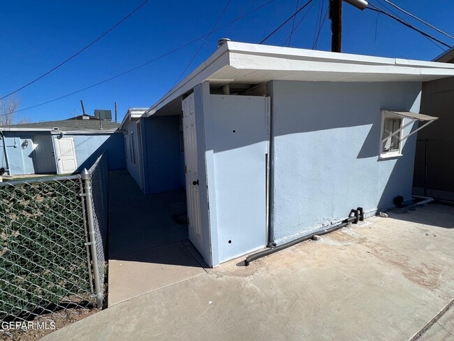 Building Photo - 8870 Sunland Rd