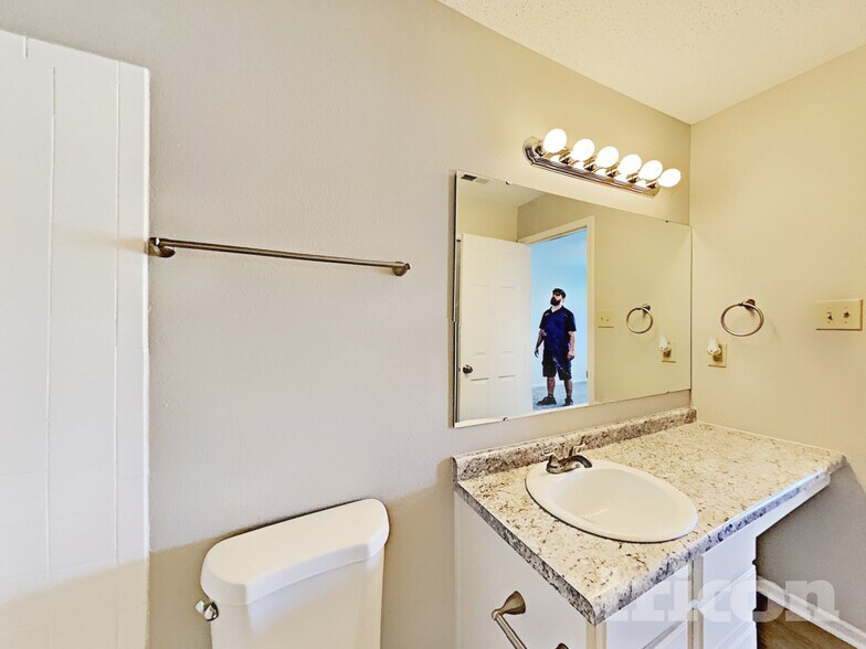 Building Photo - 779 Fern St