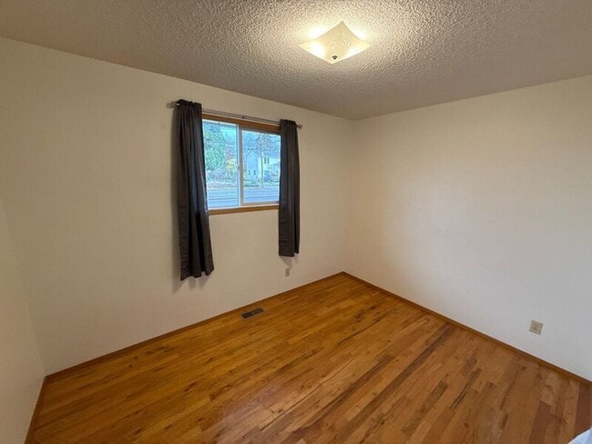 Building Photo - 1650 NW Highland Dr