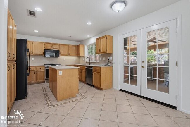 Building Photo - Bright & Spacious 4Bdm and 3Ba Home in Escondido!