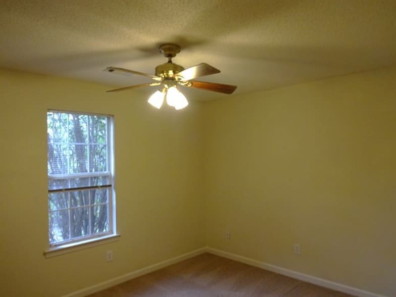 Building Photo - 241 Fairbrook Ln