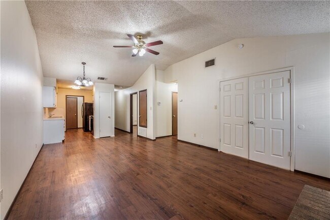 Building Photo - 8806 Piney Point Dr